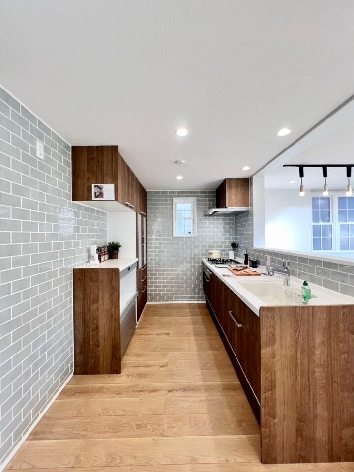 キッチンは足元にゆとりのある広さで、二人並んでの料理もラクラク。ストレスを感じない作業スペースが、毎日の調理を快適にします♪