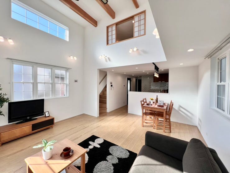 《20.0帖》木の梁が見える吹き抜けと、ロフト部分の障子窓が印象的なデザイン。和モダンと北欧テイストがミックスされた、“唯一無二の空間” になっています。