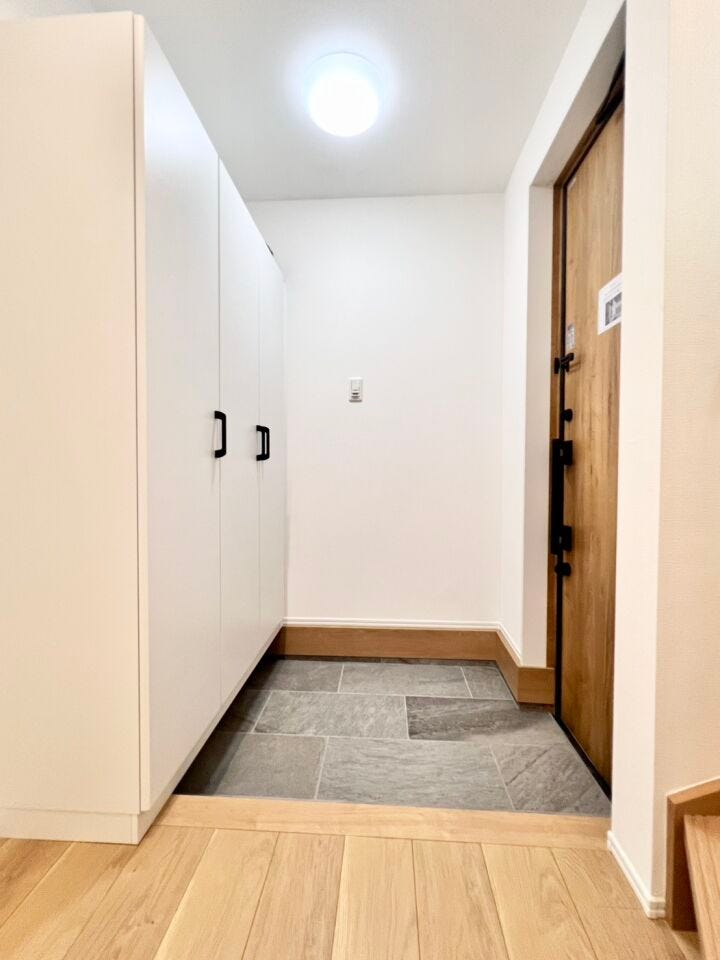 大容量のシューズボックスを備えた、使い勝手の良い玄関スペース◎靴や小物をすっきり収納でき、いつでも気持ちよく出入りできます♪