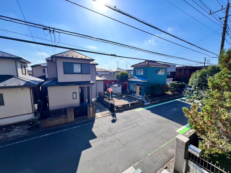 南面の道路幅員が約6mあるため、室内に光が入りやすく、風通しも良好です♪