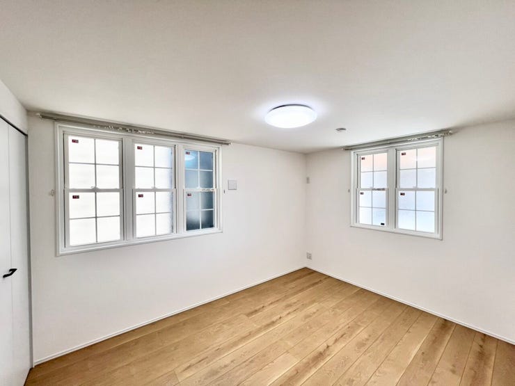 《6.4帖》二面採光で明るく風通しの良い空間。清潔感のある白基調の内装で、家具のレイアウトがしやすいお部屋です。