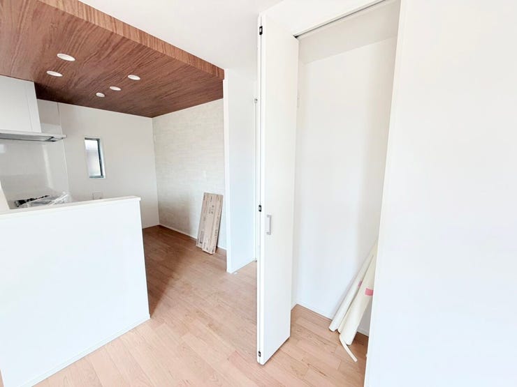 ◎リビング収納(3/1撮影)
リビングにも収納付!普段よく使うものから、お子様のおもちゃまで、便利に使える収納です!