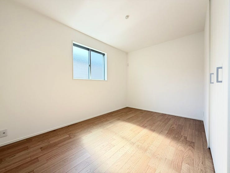 ◎洋室(3/1撮影)
2面採光!窓を2つ設けた事で光が差し込む温かい空間になっています!