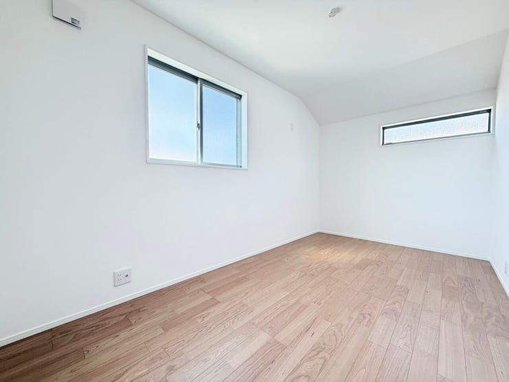 ◎洋室(3/1撮影)
フローリングは落ち着いたカラーのブラウン系、収納扉などはホワイトで清潔感もあり、家具もあわせやすい色合いです。