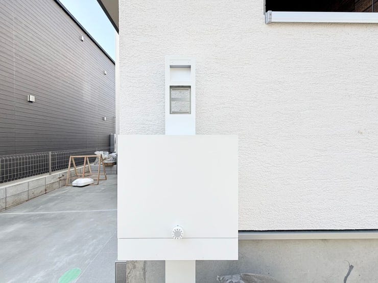 ◎機能門柱(3/1撮影)
表札やポスト・インターホンなどが一つにまとまった機能門柱です。玄関まわりがスッキリとした印象になりますね。