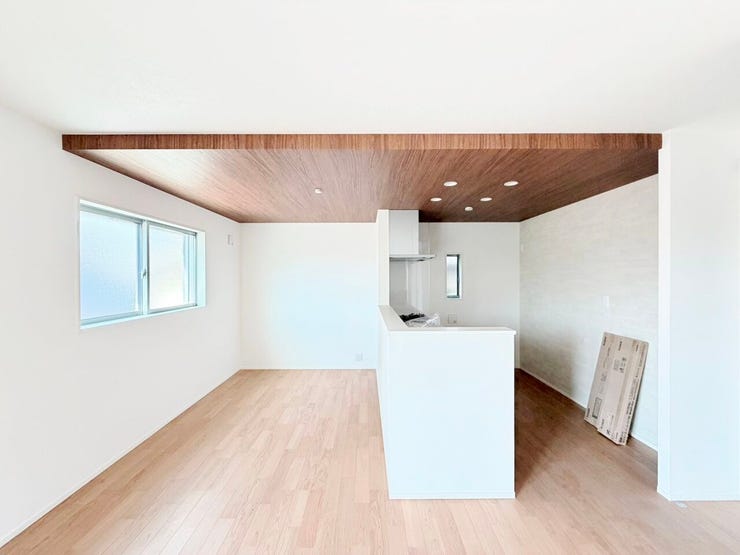 ◎キッチン(3/1撮影)
キッチン上部は折下天井を採用。天井に高低差が生まれ、空間が洗練された雰囲気になり、カフェのようなホテルライクな空間に。