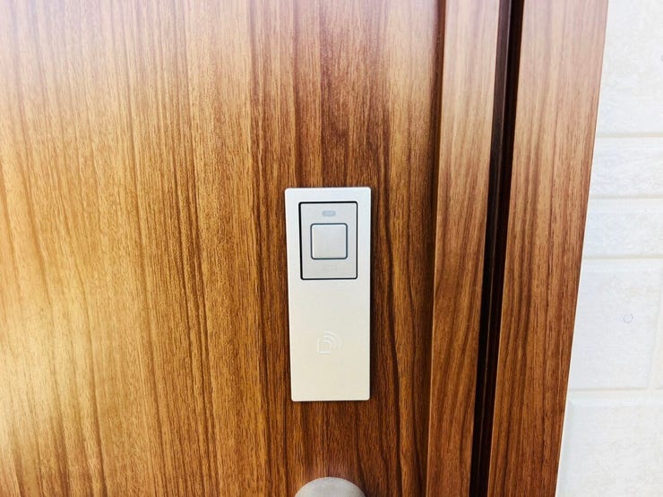 玄関ドアのスマートキーのパネル
鍵穴に鍵を差し込む必要がないため、荷物を持っている時などに非常に便利な設備です。