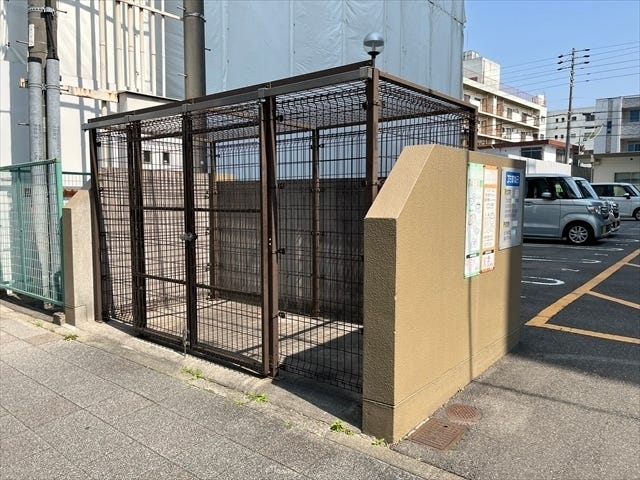 マンション西側にあるゴミ置き場です。柵が設置されていますので、カラスから防ぐことができ、ゴミ出しトラブルなどの発生も防げます。