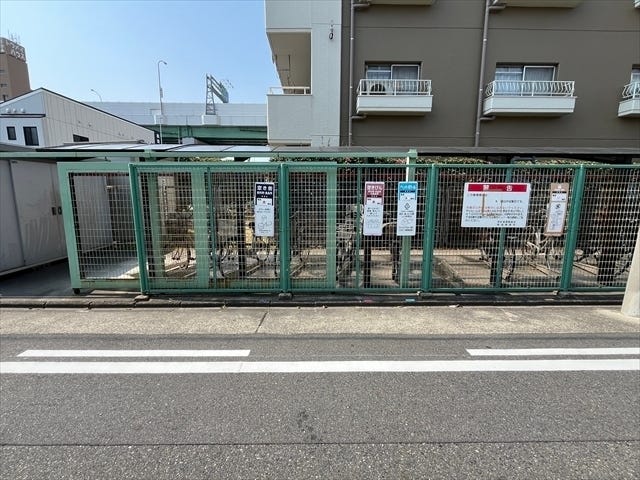 マンション東側にもゴミ置き場があります。