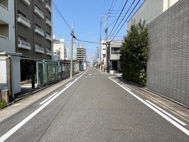 マンション東側前面道路です。
