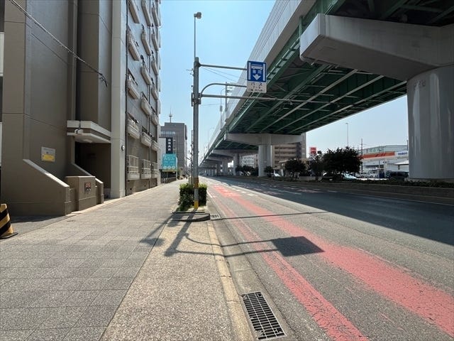 マンション西側側前面道路です。国道1号線にあたります。