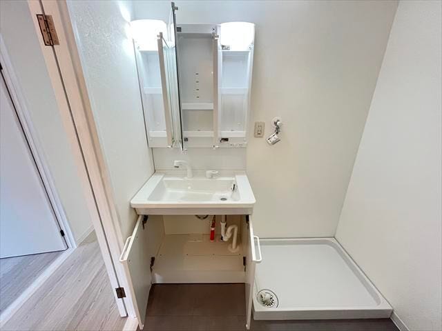 ◆シャンプドレッサー◆人気の3面鏡を採用しました。ミラー裏が収納になっているので、生活感を出さずに収納することが出来ます。
