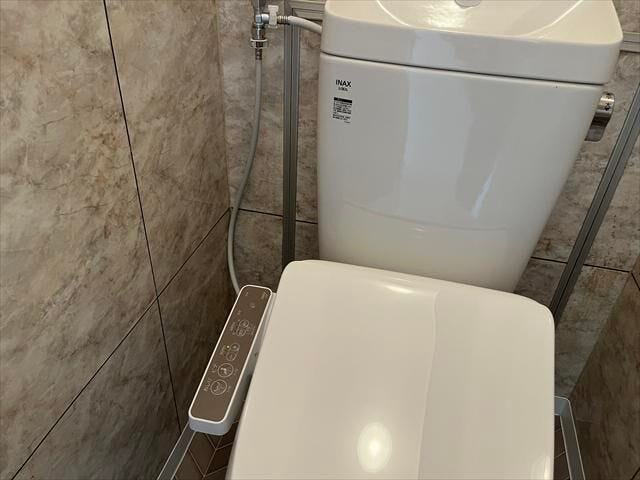 ◆温水洗浄便座◆ウォシュレット機能付ですので寒い時期も便座を温かくでき安心して座ることができますね。