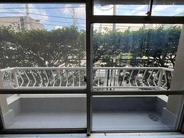 洋室の東面の窓に付いています。観葉植物などを置いて癒しのリラックス空間にするのも素敵ですね。