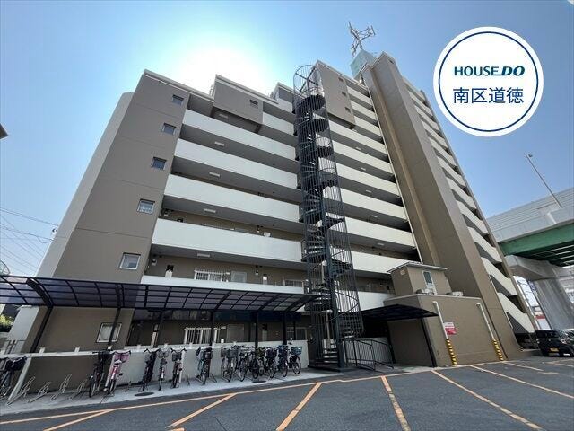 市営バス「南区役所」停 徒歩約4分。「南警察署」の北側に立地のマンションです。治安の良い住環境◎
