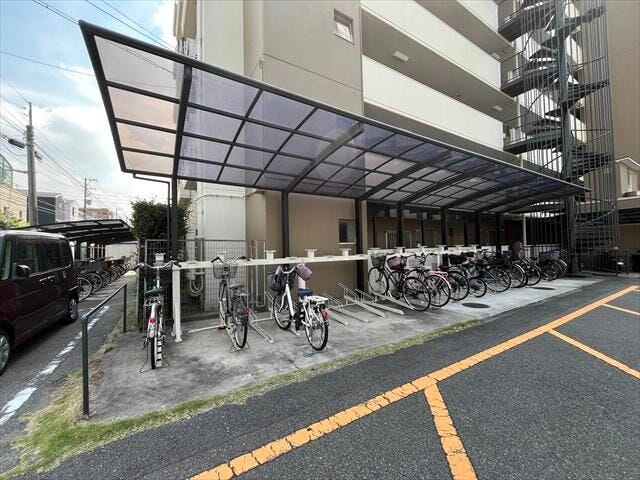 マンション北側にある駐輪場です。屋根が付いていますので、自転車を雨で濡れることなく保管ができます。