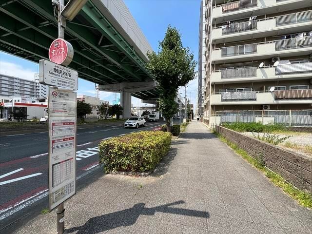 マンション西側前面道路です。国道1号線にあたります。市営バス「南区役所」停が目の前にあります。