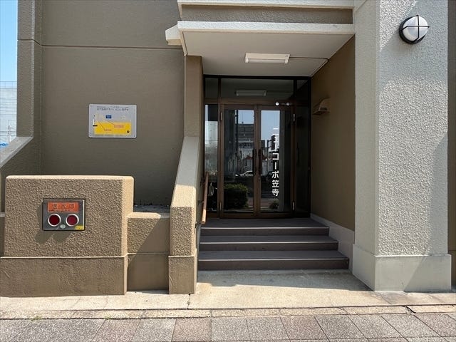 マンション西側エントランスです。国道1号線沿いにあります。