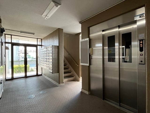 エレベーターが設置されています。防犯カメラも設置されています。