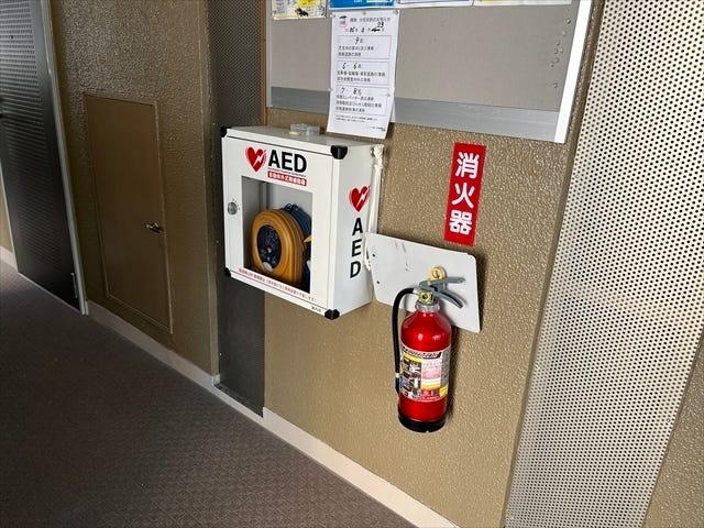 エレベータの向かいに「AED」が設置されています。