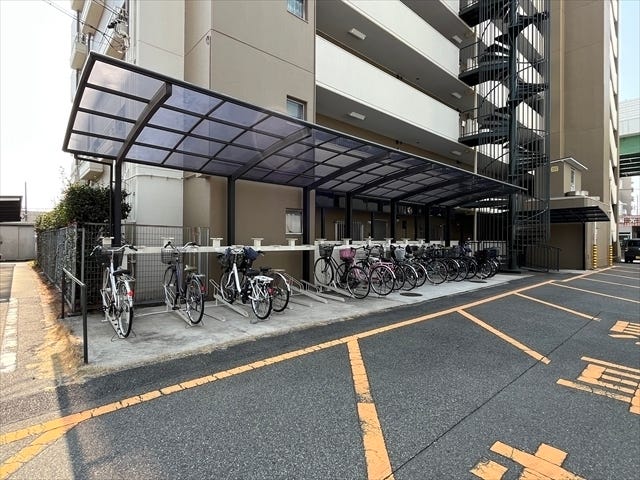 マンション北側にある駐輪場です。屋根が付いていますので、自転車を雨で濡れることなく保管ができます。