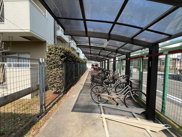 マンション東側にも屋根付きの駐輪場があります。