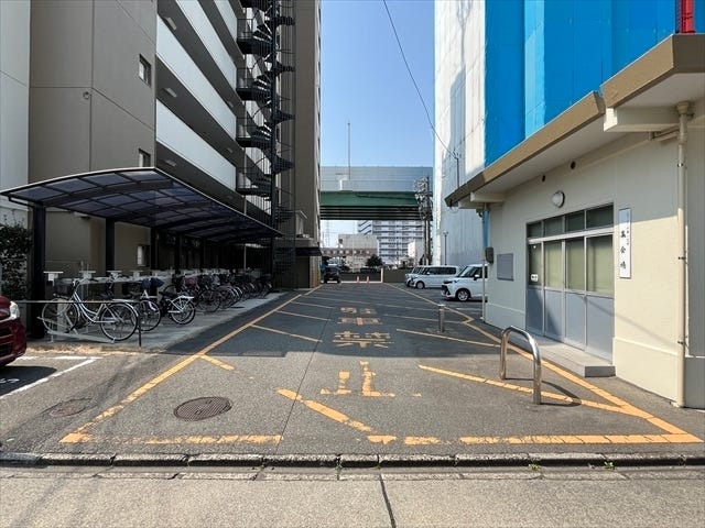 マンション東側に駐車場の出入り口があります。