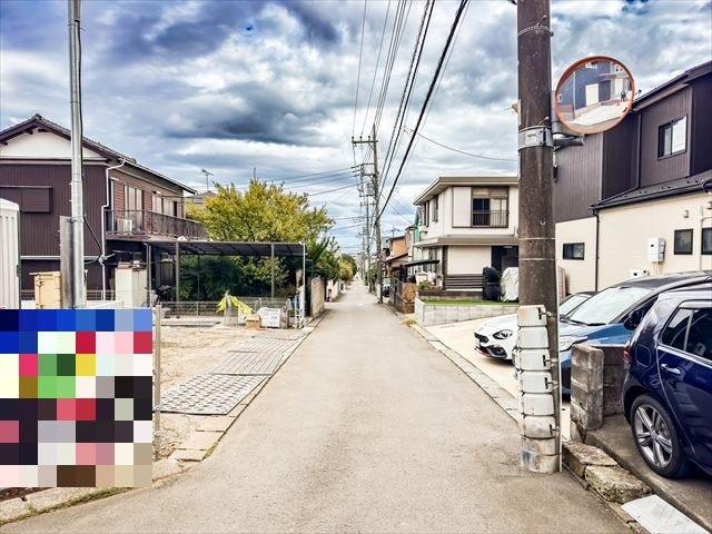 【南側 前面道路】幅員約4mの前面道路です。普通車が1台通れる幅となります。大型車の通行が少ないので、振動や騒音が抑えられます。