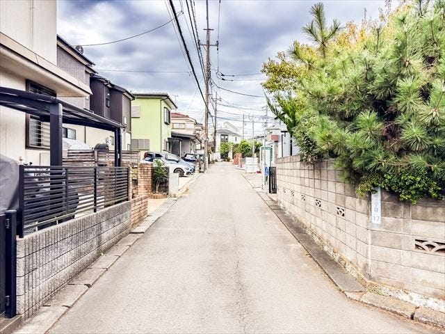 【南側 前面道路】幅員約4mの前面道路です。車がすれ違うには厳しい道幅ですが、車はスピードを抑えて走行するので、お子様にも安全な道幅となっています。