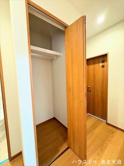 1階廊下収納内部:廊下にも収納があるのでリビングやお部屋を広く使えます。