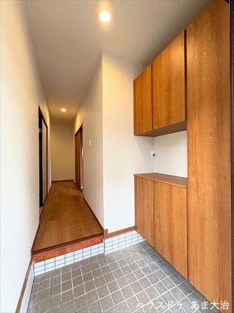 玄関:靴箱交換、タイル補修実施。