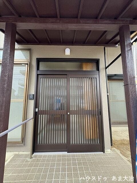 玄関扉は交換済みです。鍵は新品・未使用でのお渡しです。