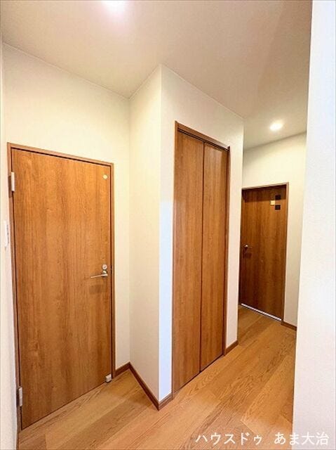 1階廊下:右からトイレ扉、収納、脱衣所扉です。