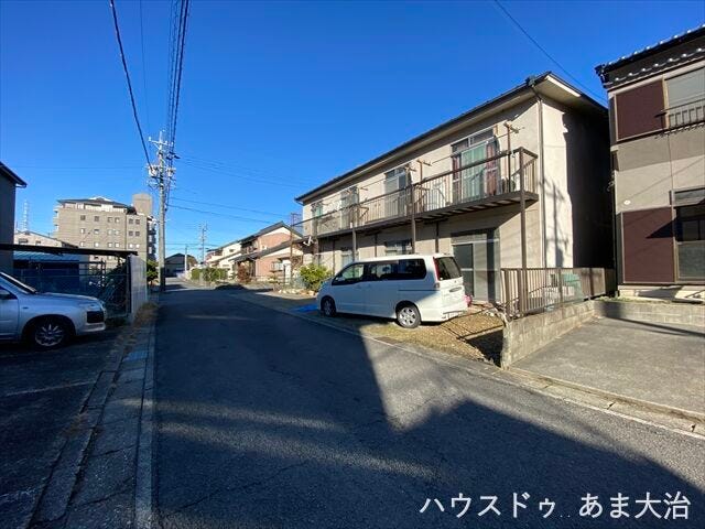 幅員約4.5mの前面道路です。車がすれ違える道幅です。車1台とベビーカーですれ違っても余裕のある道幅は安心ですね。