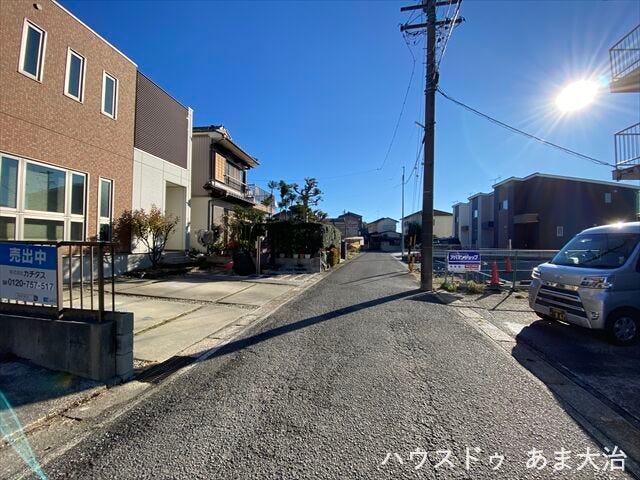 幅員約4.5mの前面道路です。車1台が余裕を持って通れる道幅です。車はスピードを控えるので事故率の軽減や歩行者も安心して通行できます。