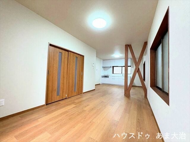 東の窓はすりガラスとなっているので防犯面でも安心。