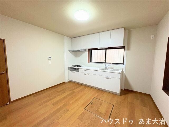 システムキッチン交換済み。
北側に面したキッチンで、一日を通して安定した明るさを確保できます。