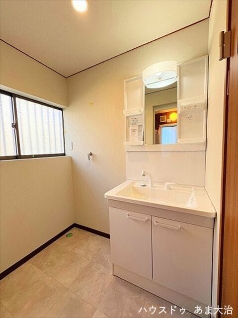 クッションフロア・クロス張替え済みです。白く明るい、清潔感のある空間です。