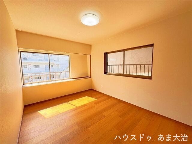 2階南西側洋室 約6帖:日当たりの良い約6帖収納付きの洋室です。