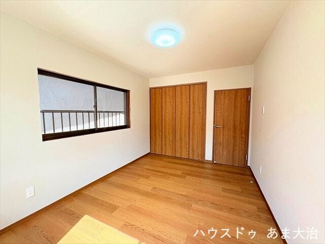 2階南西側洋室 約6帖:収納付き。窓も2カ所にあり明るいです。