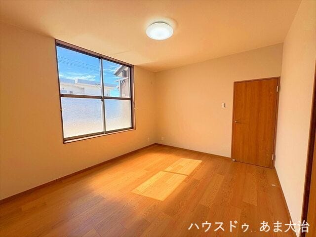 2階南東側洋室 約8帖:日当たりの良い洋室です。