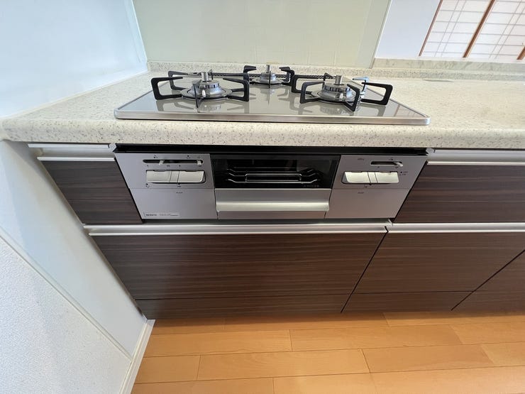 3口コンロ・グリル機能付きです。