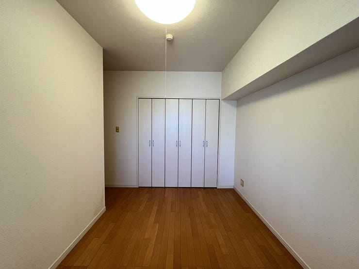 洋室6.5帖!収納も充実しています♪