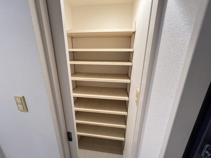 玄関横に便利な大型収納付き。