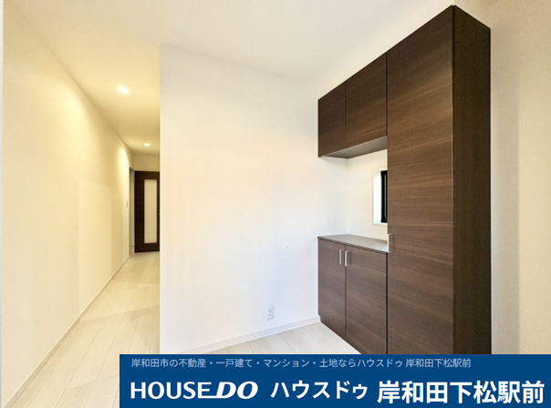 天井まで届くトールサイズのシューズボックスは、家族の靴だけでなく、傘や掃除道具なども隠して収納できる大容量。