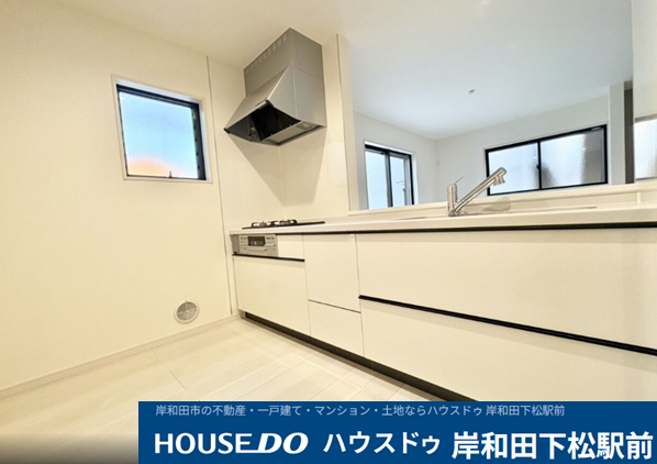 白を基調としたキッチンパネルと、継ぎ目の少ないワークトップは清潔感があり、さっと拭くだけで汚れが落ちるため、日々の手入れが非常に楽です。