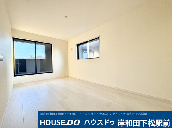 角部屋のような開放感をもたらす2面の窓が特徴です。異なる方角から光が入るため、日中の長い時間帯を明るく過ごせます。
