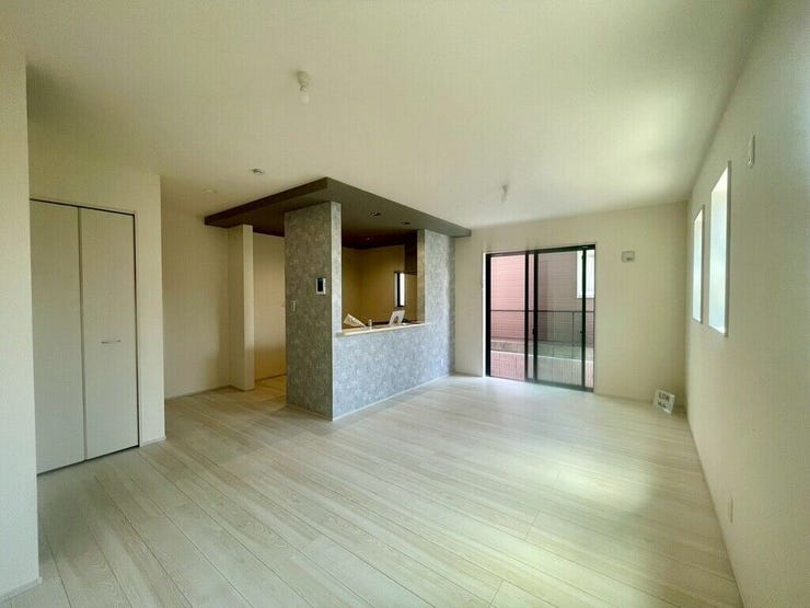 【Living】広々としたリビングは、大きな窓から自然光が差し込む温かな空間です。