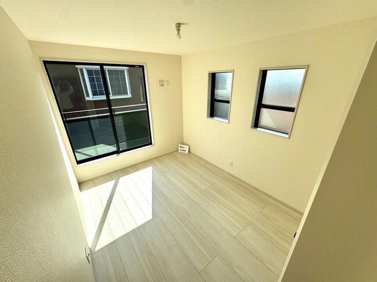 【Bedroom】ベッドとデスクを置いてもゆとりのある、使い勝手の良い広さの洋室です。