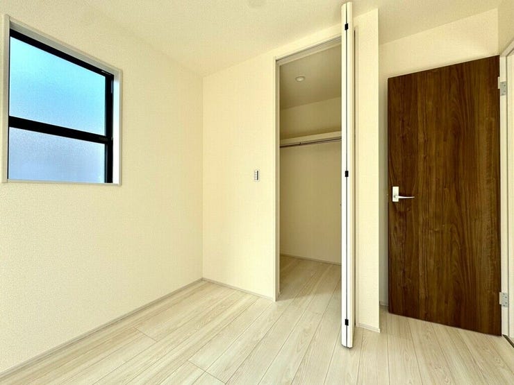 【Bedroom】クローゼット完備で収納力◎。家具の配置もしやすい機能的な洋室です。